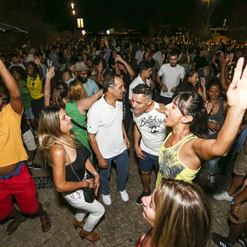 People dancing